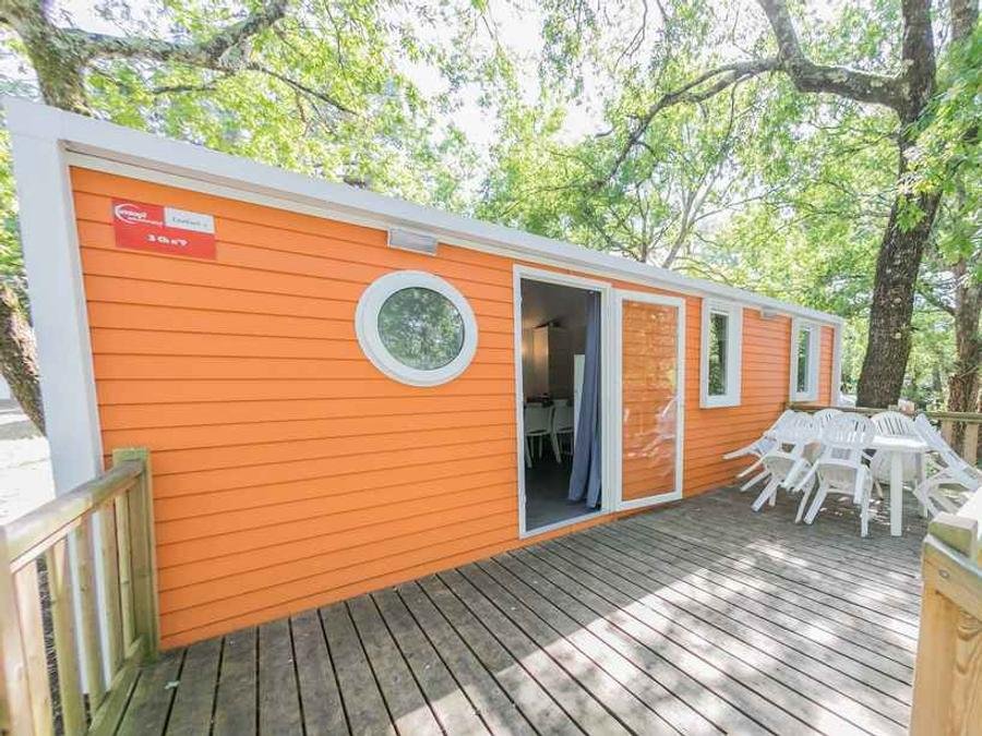 Camping Pas Cher vous présente avec son site Officiel campingpascher.fr, le Camping L' Ecureuil classé 4 étoiles, situé sur la commune de Saint Augustin dans le département Charente-maritime (Poitou Charentes) en France. Le camping L' Ecureuil vous propose un hébergement de type mobil-home de 29 m² pour 6 personnes (télévision). L'établissement vous propose 2 autres types d'hébergements. Découvrez tous nos séjours à petits prix dans la commune et aux alentours de Saint Augustin du département : Charente-maritime (Poitou Charentes). Les Avis clients pour le Camping L' Ecureuil sont excellents avec une note moyenne de 8 sur 10. Parc aquatique, Piscine couverte, Piscine extérieure, Animations familiales, Club enfants, Aire de jeux enfants, Centre équestre, Ping-pong, Pétanque, Bar, Pizzeria, Snack/Bar, Supermarché,... En savoir plus : cliquez-ICI.