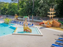 Camping Pas Cher vous présente avec son site Officiel campingpascher.fr, le Camping L' Ecureuil classé 4 étoiles, situé sur la commune de Saint Augustin dans le département Charente-maritime (Poitou Charentes) en France. Le camping L' Ecureuil vous propose un hébergement de type mobil-home de 29 m² pour 6 personnes (télévision). L'établissement vous propose 2 autres types d'hébergements. Découvrez tous nos séjours à petits prix dans la commune et aux alentours de Saint Augustin du département : Charente-maritime (Poitou Charentes). Les Avis clients pour le Camping L' Ecureuil sont excellents avec une note moyenne de 8 sur 10. Parc aquatique, Piscine couverte, Piscine extérieure, Animations familiales, Club enfants, Aire de jeux enfants, Centre équestre, Ping-pong, Pétanque, Bar, Pizzeria, Snack/Bar, Supermarché,... En savoir plus : cliquez-ICI.