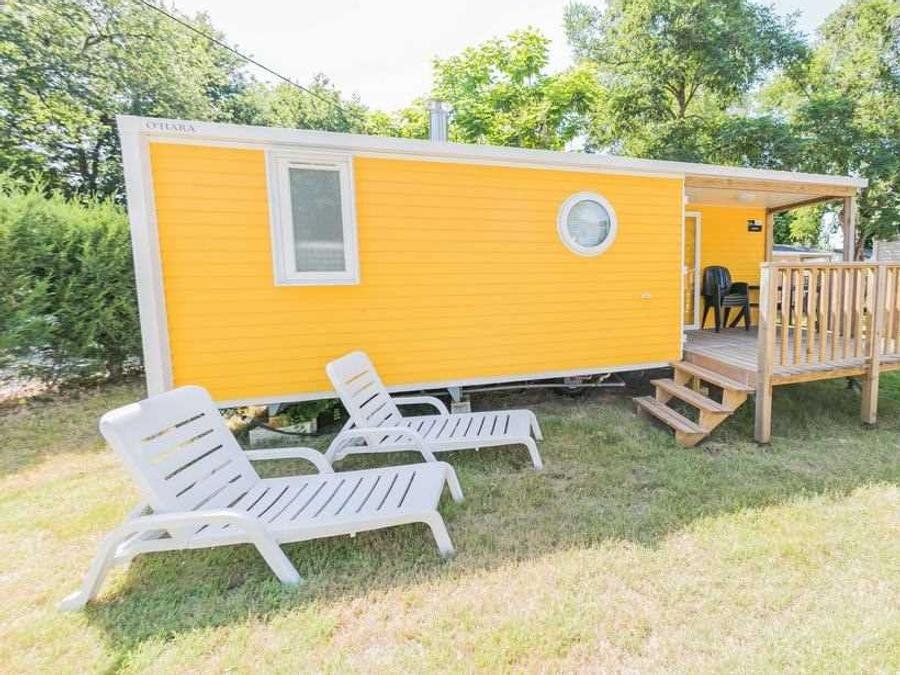 Camping Pas Cher vous présente avec son site Officiel campingpascher.fr, le Camping La Ferme classé 4 étoiles, situé sur la commune de Saint Augustin dans le département Charente-maritime (Poitou Charentes) en France. Le camping La Ferme, vous présente un hébergement de type mobil-home de 27 m² avec climatisation et télévision. Le camping La Ferme vous propose du sam. 13 juin au sam. 20 juin 2026, en promotion à -15% pour 7 nuits à 258,40 € au lieu de 304,0 € soit une Économie de 45,60 €. Cette location propose 3 dates différentes pour réserver votre séjour. Découvrez également les 10 autres gammes d'hébergements du camping. Les Avis clients pour le Camping La Ferme sont excellents avec une note moyenne de 8 sur 10. Parc aquatique, Piscine couverte, Piscine extérieure, Animations familiales, Club enfants, Aire de jeux enfants, Canoë-kayak, Centre équestre, Court de tennis, Cyclisme, Location de bateaux, Paddle, Ping-pong, Pétanque, Randonnée, Surf, Terrain multisports, Voile, Bar, Pizzeria, Snack/Bar, Épicerie,... En savoir plus : cliquez-ICI.