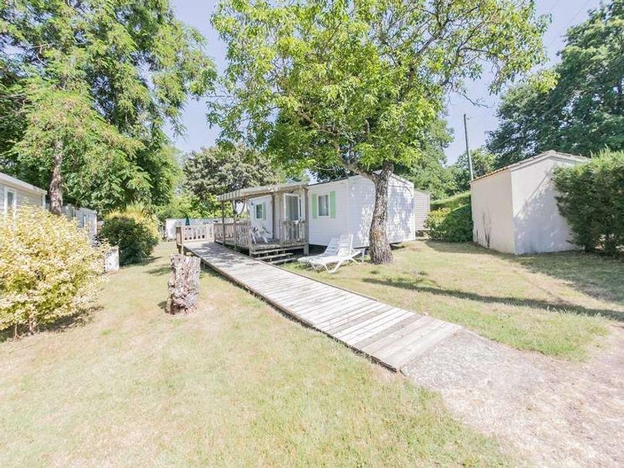 Camping Pas Cher vous présente avec son site Officiel campingpascher.fr, le Camping La Ferme classé 4 étoiles, situé sur la commune de Saint Augustin dans le département Charente-maritime (Poitou Charentes) en France. Le camping La Ferme vous propose un hébergement de type mobil-home de 34 m² pour 1 personne (télévision). L'établissement vous propose 10 autres types d'hébergements. Découvrez tous nos séjours à petits prix dans la commune et aux alentours de Saint Augustin du département : Charente-maritime (Poitou Charentes). Les Avis clients pour le Camping La Ferme sont excellents avec une note moyenne de 8 sur 10. Parc aquatique, Piscine couverte, Piscine extérieure, Animations familiales, Club enfants, Aire de jeux enfants, Canoë-kayak, Centre équestre, Court de tennis, Cyclisme, Location de bateaux, Paddle, Ping-pong, Pétanque, Randonnée, Surf, Terrain multisports, Voile, Bar, Pizzeria, Snack/Bar, Épicerie,... En savoir plus : cliquez-ICI.