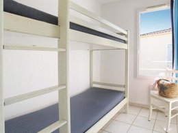 Camping Pas Cher vous présente avec son site Officiel campingpascher.fr, la Résidence Odalys Référence Domaine Des Eucalyptus classé 3 étoiles, située sur la commune de Saint Aygulf dans le département Var (Provence Alpes Côte D'azur) en France. La résidence Odalys Référence Domaine Des Eucalyptus, vous présente un hébergement de type appartement de 32 m² avec climatisation et télévision. La résidence Odalys Référence Domaine Des Eucalyptus vous propose du sam. 13 décembre au sam. 20 décembre 2025 avec un DÉPART DEMAIN pour 7 nuits à 389€. Cette location propose 42 dates différentes pour réserver votre séjour. Découvrez également les 3 autres gammes d'hébergements de la résidence. Les Avis clients pour la Résidence Odalys Référence Domaine Des Eucalyptus sont excellents avec une note moyenne de 9 sur 10. Piscine extérieure, Aire de jeux enfants, Canoë-kayak, Centre équestre, Court de tennis, Cyclisme, Golf, Ping-pong, Plongée, Pétanque,... En savoir plus : cliquez-ICI.