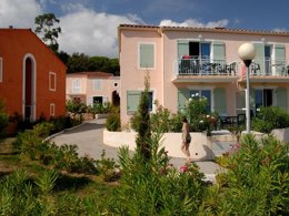 Camping Pas Cher vous présente avec son site Officiel campingpascher.fr, la Résidence Odalys Référence Domaine Des Eucalyptus classé 3 étoiles, située sur la commune de Saint Aygulf dans le département Var (Provence Alpes Côte D'azur) en France. La résidence Odalys Référence Domaine Des Eucalyptus, vous présente un hébergement de type appartement de 32 m² avec climatisation et télévision. La résidence Odalys Référence Domaine Des Eucalyptus vous propose du sam. 13 décembre au sam. 20 décembre 2025 avec un DÉPART DEMAIN pour 7 nuits à 389€. Cette location propose 42 dates différentes pour réserver votre séjour. Découvrez également les 3 autres gammes d'hébergements de la résidence. Les Avis clients pour la Résidence Odalys Référence Domaine Des Eucalyptus sont excellents avec une note moyenne de 9 sur 10. Piscine extérieure, Aire de jeux enfants, Canoë-kayak, Centre équestre, Court de tennis, Cyclisme, Golf, Ping-pong, Plongée, Pétanque,... En savoir plus : cliquez-ICI.