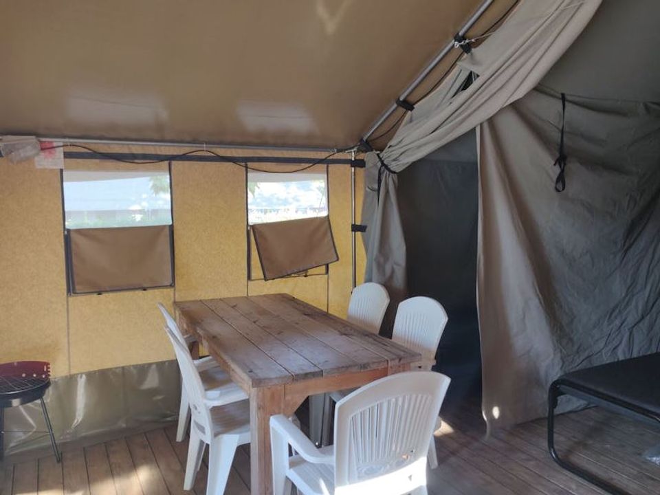 Cliquez pour découvrir toutes les photos de l'HÉBERGEMENT ! tente toile et bois - établissement Polari photo 3