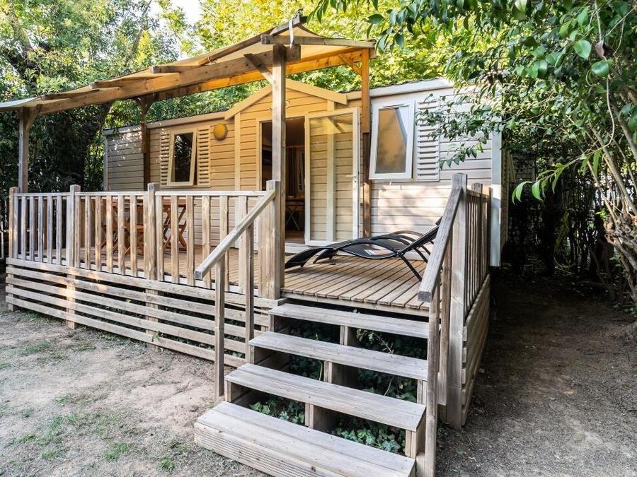 Camping Pas Cher vous présente avec son site Officiel campingpascher.fr, le Camping Sandaya L'Etoile D'Argens classé 5 étoiles, situé sur la commune de Saint Aygulf dans le département Var (Provence Alpes Côte D'azur) en France. Le camping Sandaya L'Etoile D'Argens, vous présente un hébergement de type mobil-home de 28 m² pour 4 personnes avec climatisation et télévision. Le camping Sandaya L'Etoile D'Argens vous proposeun séjour PAS CHER avec une REMISEdu sam. 12 septembre au sam. 19 septembre 2026, en promotion à -35% pour 7 nuits à 339 € au lieu de 521,54 € soit une Économie de 182,54 €. Cette location propose 64 dates différentes pour réserver votre séjour. Découvrez également les 6 autres gammes d'hébergements du camping. Les Avis clients pour le Camping Sandaya L'Etoile D'Argens sont excellents avec une note moyenne de 8 sur 10. Piscine chauffée, Piscine extérieure, Animations familiales, Club ados, Club enfants, Aire de jeux enfants, Canoë-kayak, Centre équestre, Court de tennis, Cyclisme, Golf, Ping-pong, Plongée, Pétanque, Randonnée, Salle de fitness, Terrain multisports, Voile, kiteSurf, Bar, Snack/Bar, Épicerie,... En savoir plus : cliquez-ICI.