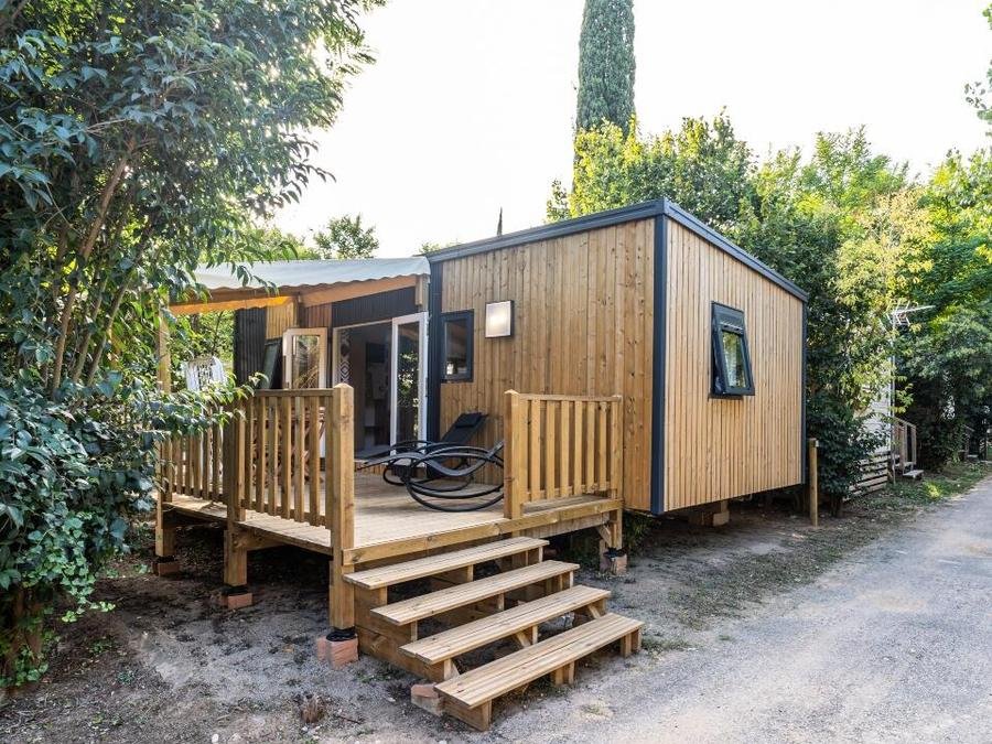 Camping Pas Cher vous présente avec son site Officiel campingpascher.fr, le Camping Sandaya L'Etoile D'Argens classé 5 étoiles, situé sur la commune de Saint Aygulf dans le département Var (Provence Alpes Côte D'azur) en France. Le camping Sandaya L'Etoile D'Argens, vous présente un hébergement de type mobil-home de 32 m² avec climatisation et télévision. Le camping Sandaya L'Etoile D'Argens vous proposeun séjour PAS CHER avec une REMISEdu sam. 19 septembre au sam. 26 septembre 2026, en promotion à -35% pour 7 nuits à 379 € au lieu de 583,08 € soit une Économie de 204,08 €. Cette location propose 68 dates différentes pour réserver votre séjour. Découvrez également les 6 autres gammes d'hébergements du camping. Les Avis clients pour le Camping Sandaya L'Etoile D'Argens sont excellents avec une note moyenne de 8 sur 10. Piscine chauffée, Piscine extérieure, Animations familiales, Club ados, Club enfants, Aire de jeux enfants, Canoë-kayak, Centre équestre, Court de tennis, Cyclisme, Golf, Ping-pong, Plongée, Pétanque, Randonnée, Salle de fitness, Terrain multisports, Voile, kiteSurf, Bar, Snack/Bar, Épicerie,... En savoir plus : cliquez-ICI.