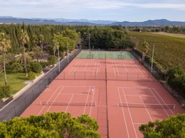 Camping Pas Cher vous présente avec son site Officiel campingpascher.fr, le Camping Sandaya L'Etoile D'Argens classé 5 étoiles, situé sur la commune de Saint Aygulf dans le département Var (Provence Alpes Côte D'azur) en France. Le camping Sandaya L'Etoile D'Argens, vous présente un hébergement de type mobil-home et télévision. Le camping Sandaya L'Etoile D'Argens vous propose du sam. 02 mai au sam. 09 mai 2026, en promotion à -20% pour 7 nuits à 350,40 € au lieu de 438,0 € soit une Économie de 87,60 €. Cette location propose 161 dates différentes pour réserver votre séjour. Découvrez également les 24 autres gammes d'hébergements du camping. Les Avis clients pour le Camping Sandaya L'Etoile D'Argens sont excellents avec une note moyenne de 8 sur 10. Piscine chauffée, Piscine extérieure, Animations familiales, Club ados, Club enfants, Aire de jeux enfants, Canoë-kayak, Centre équestre, Court de tennis, Cyclisme, Golf, Ping-pong, Plongée, Pétanque, Randonnée, Salle de fitness, Terrain multisports, Voile, kiteSurf, Bar, Snack/Bar, Épicerie,... En savoir plus : cliquez-ICI.