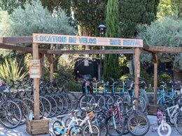 Camping Pas Cher vous présente avec son site Officiel campingpascher.fr, le Camping Sandaya L'Etoile D'Argens classé 5 étoiles, situé sur la commune de Saint Aygulf dans le département Var (Provence Alpes Côte D'azur) en France. Le camping Sandaya L'Etoile D'Argens, vous présente un hébergement de type mobil-home de 36 m² avec climatisation et télévision. Le camping Sandaya L'Etoile D'Argens vous propose du dimanche 20 septembre au dimanche 27 septembre 2026, en promotion à -20% pour 7 nuits à 378,40 € au lieu de 473,0 € soit une Économie de 94,60 €. Cette location propose 149 dates différentes pour réserver votre séjour. Découvrez également les 20 autres gammes d'hébergements du camping. Les Avis clients pour le Camping Sandaya L'Etoile D'Argens sont excellents avec une note moyenne de 8 sur 10. Piscine chauffée, Piscine extérieure, Animations familiales, Club ados, Club enfants, Aire de jeux enfants, Canoë-kayak, Centre équestre, Court de tennis, Cyclisme, Golf, Ping-pong, Plongée, Pétanque, Randonnée, Salle de fitness, Terrain multisports, Voile, kiteSurf, Bar, Snack/Bar, Épicerie,... En savoir plus : cliquez-ICI.