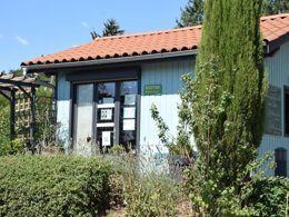 Camping Pas Cher vous présente avec son site Officiel campingpascher.fr, le Camping De La Belle Etoile classé 3 étoiles, situé sur la commune de Saint Bonnet Le Chateau dans le département Loire (Rhône Alpes) en France. Le camping De La Belle Etoile vous propose un hébergement de type mobil-home de 32 m² (télévision). L'établissement vous propose 9 autres types d'hébergements. Découvrez tous nos séjours à petits prix dans la commune et aux alentours de Saint Bonnet Le Chateau du département : Loire (Rhône Alpes). Les Avis clients pour le Camping De La Belle Etoile sont excellents avec une note moyenne de 8 sur 10. Lac, Piscine chauffée, Piscine extérieure, Animations familiales, Aire de jeux enfants, Baby-foot, Court de tennis, Cyclisme, Ping-pong, Pétanque, Randonnée, Bar, Snack/Bar, Supermarché, Épicerie,... En savoir plus : cliquez-ICI.
