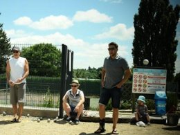 Camping Pas Cher vous présente avec son site Officiel campingpascher.fr, le Camping De La Belle Etoile classé 3 étoiles, situé sur la commune de Saint Bonnet Le Chateau dans le département Loire (Rhône Alpes) en France. Le camping De La Belle Etoile, vous présente un hébergement de type mobil-home de 28 m² et télévision. Le camping De La Belle Etoile vous propose du jeudi 07 mai au jeudi 14 mai 2026, en promotion à -10% pour 7 nuits à 433,41 € au lieu de 481,57 € soit une Économie de 48,16 €. Cette location propose 96 dates différentes pour réserver votre séjour. Découvrez également les 10 autres gammes d'hébergements du camping. Les Avis clients pour le Camping De La Belle Etoile sont excellents avec une note moyenne de 8 sur 10. Lac, Piscine chauffée, Piscine extérieure, Animations familiales, Aire de jeux enfants, Baby-foot, Court de tennis, Cyclisme, Ping-pong, Pétanque, Randonnée, Bar, Snack/Bar, Supermarché, Épicerie,... En savoir plus : cliquez-ICI.