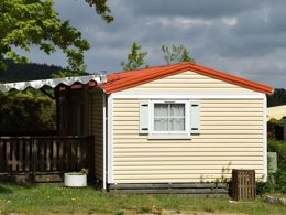 Camping Pas Cher vous présente avec son site Officiel campingpascher.fr, le Camping De La Belle Etoile classé 3 étoiles, situé sur la commune de Saint Bonnet Le Chateau dans le département Loire (Rhône Alpes) en France. Le camping De La Belle Etoile, vous présente un hébergement de type mobil-home de 28 m² et télévision. Le camping De La Belle Etoile vous propose du jeudi 07 mai au jeudi 14 mai 2026, en promotion à -10% pour 7 nuits à 433,41 € au lieu de 481,57 € soit une Économie de 48,16 €. Cette location propose 96 dates différentes pour réserver votre séjour. Découvrez également les 10 autres gammes d'hébergements du camping. Les Avis clients pour le Camping De La Belle Etoile sont excellents avec une note moyenne de 8 sur 10. Lac, Piscine chauffée, Piscine extérieure, Animations familiales, Aire de jeux enfants, Baby-foot, Court de tennis, Cyclisme, Ping-pong, Pétanque, Randonnée, Bar, Snack/Bar, Supermarché, Épicerie,... En savoir plus : cliquez-ICI.