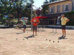 Camping Pas Cher vous présente avec son site Officiel campingpascher.fr, le Camping De La Belle Etoile classé 3 étoiles, situé sur la commune de Saint Bonnet Le Chateau dans le département Loire (Rhône Alpes) en France. Le camping De La Belle Etoile, vous présente un hébergement de type tente en toile et bois. Le camping De La Belle Etoile vous propose du sam. 09 mai au sam. 16 mai 2026, en promotion à -10% pour 7 nuits à 205,20 € au lieu de 228,0 € soit une Économie de 22,80 €. Cette location propose 150 dates différentes pour réserver votre séjour. Découvrez également les 10 autres gammes d'hébergements du camping. Les Avis clients pour le Camping De La Belle Etoile sont excellents avec une note moyenne de 8 sur 10. Lac, Piscine chauffée, Piscine extérieure, Animations familiales, Aire de jeux enfants, Baby-foot, Court de tennis, Cyclisme, Ping-pong, Pétanque, Randonnée, Bar, Snack/Bar, Supermarché, Épicerie,... En savoir plus : cliquez-ICI.