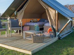 Camping Pas Cher vous présente avec son site Officiel campingpascher.fr, le Camping De La Belle Etoile classé 3 étoiles, situé sur la commune de Saint Bonnet Le Chateau dans le département Loire (Rhône Alpes) en France. Le camping De La Belle Etoile, vous présente un hébergement de type tente en toile et bois. Le camping De La Belle Etoile vous propose du sam. 09 mai au sam. 16 mai 2026, en promotion à -10% pour 7 nuits à 205,20 € au lieu de 228,0 € soit une Économie de 22,80 €. Cette location propose 150 dates différentes pour réserver votre séjour. Découvrez également les 10 autres gammes d'hébergements du camping. Les Avis clients pour le Camping De La Belle Etoile sont excellents avec une note moyenne de 8 sur 10. Lac, Piscine chauffée, Piscine extérieure, Animations familiales, Aire de jeux enfants, Baby-foot, Court de tennis, Cyclisme, Ping-pong, Pétanque, Randonnée, Bar, Snack/Bar, Supermarché, Épicerie,... En savoir plus : cliquez-ICI.