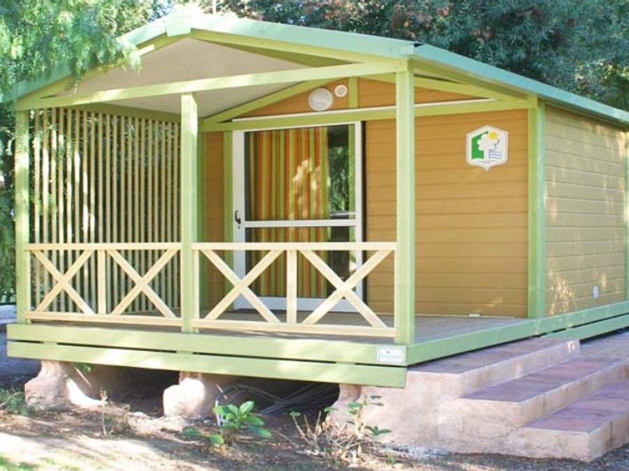 Camping Pas Cher vous présente avec son site Officiel campingpascher.fr, le Camping Le Sagone classé 4 étoiles, situé sur la commune de Sagone dans le département Corse Du Sud (Corse) en France. Le camping Le Sagone, vous présente un hébergement de type bungalow de 20 m² pour 2 personnes avec climatisation et télévision. Le camping Le Sagone vous propose du sam. 03 octobre au sam. 10 octobre 2026 pour 7 nuits à 197€. Cette location propose 53 dates différentes pour réserver votre séjour. Découvrez également les 8 autres gammes d'hébergements du camping. Les Avis clients pour le Camping Le Sagone sont excellents avec une note moyenne de 8 sur 10. Piscine couverte, Piscine extérieure, Animations familiales, Club ados, Club enfants, Aire de jeux enfants, Canoë-kayak, Centre équestre, Court de tennis, Parcours sportif, Plongée, Pétanque, Terrain de basketball, Terrain de beach-volley, Terrain de football, Trampoline, Bar, Snack/Bar, Supermarché,... En savoir plus : cliquez-ICI.