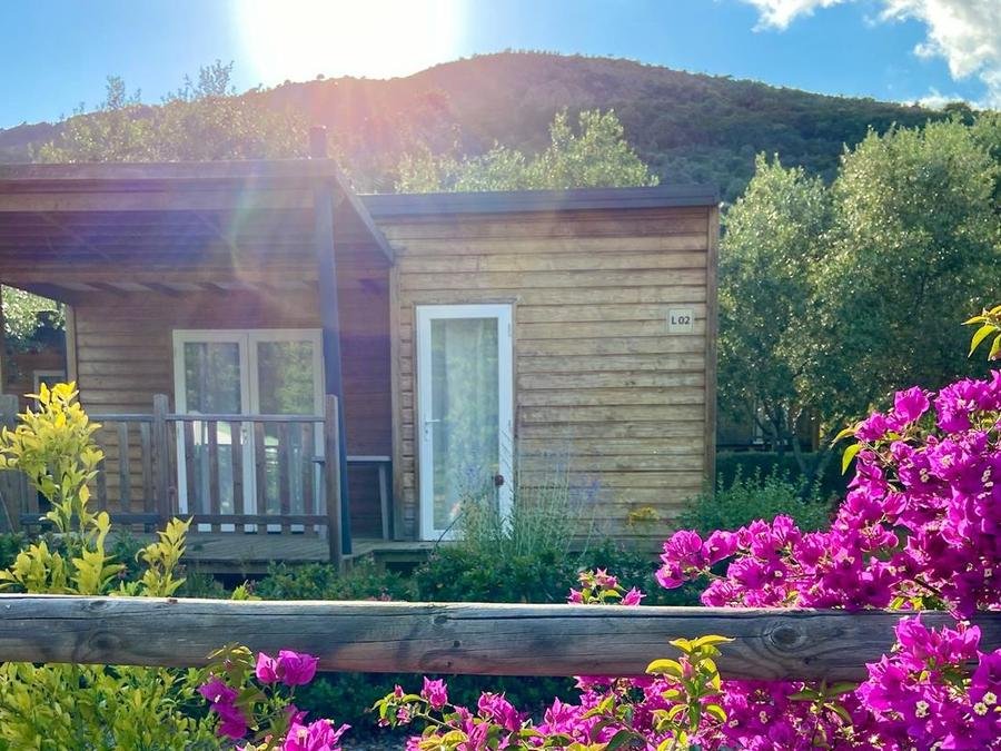 Camping Pas Cher vous présente avec son site Officiel campingpascher.fr, le Camping Le Sagone classé 4 étoiles, situé sur la commune de Sagone dans le département Corse Du Sud (Corse) en France. Le camping Le Sagone, vous présente un hébergement de type bungalow de 21 m² pour 2 personnes avec climatisation et télévision. Le camping Le Sagone vous propose du mercredi 07 octobre au mercredi 14 octobre 2026 pour 7 nuits à 248€. Cette location propose 99 dates différentes pour réserver votre séjour. Découvrez également les 8 autres gammes d'hébergements du camping. Les Avis clients pour le Camping Le Sagone sont excellents avec une note moyenne de 8 sur 10. Piscine couverte, Piscine extérieure, Animations familiales, Club ados, Club enfants, Aire de jeux enfants, Canoë-kayak, Centre équestre, Court de tennis, Parcours sportif, Plongée, Pétanque, Terrain de basketball, Terrain de beach-volley, Terrain de football, Trampoline, Bar, Snack/Bar, Supermarché,... En savoir plus : cliquez-ICI.