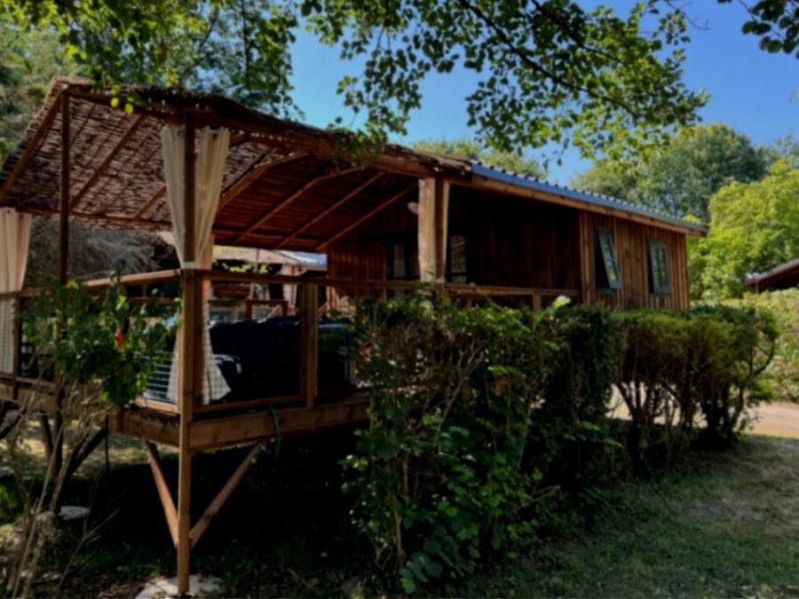 Camping Pas Cher vous présente avec son site Officiel campingpascher.fr, le Camping Le Périgord classé 3 étoiles, situé sur la commune de Saint Astier dans le département Dordogne (Aquitaine) en France. Le camping Le Périgord vous propose un hébergement de type chalet de 17 m² pour 1 personne. L'établissement vous propose 4 autres types d'hébergements. Découvrez tous nos séjours à petits prix dans la commune et aux alentours de Saint Astier du département : Dordogne (Aquitaine). Les Avis clients pour le Camping Le Périgord sont excellents avec une note moyenne de 8 sur 10. Rivière, Piscine extérieure, Animation ados, Animation enfants, Animations familiales, Club enfants, Aire de jeux enfants, Canoë-kayak, Cyclisme, Pétanque, Terrain multisports, Bar, Dépôt de pain, Snack/Bar,... En savoir plus : cliquez-ICI.