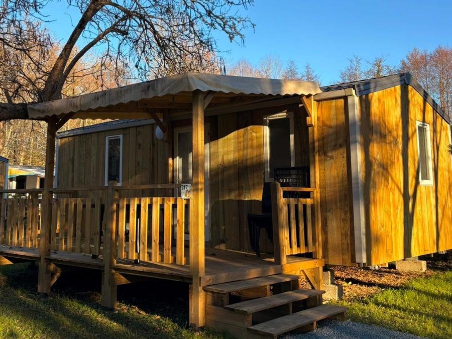 Camping Pas Cher vous présente avec son site Officiel campingpascher.fr, le Camping Le Périgord classé 3 étoiles, situé sur la commune de Saint Astier dans le département Dordogne (Aquitaine) en France. Le camping Le Périgord vous propose un hébergement de type mobil-home de 30 m² pour 4 personnes. L'établissement vous propose 4 autres types d'hébergements. Découvrez tous nos séjours à petits prix dans la commune et aux alentours de Saint Astier du département : Dordogne (Aquitaine). Les Avis clients pour le Camping Le Périgord sont excellents avec une note moyenne de 8 sur 10. Rivière, Piscine extérieure, Animation ados, Animation enfants, Animations familiales, Club enfants, Aire de jeux enfants, Canoë-kayak, Cyclisme, Pétanque, Terrain multisports, Bar, Dépôt de pain, Snack/Bar,... En savoir plus : cliquez-ICI.