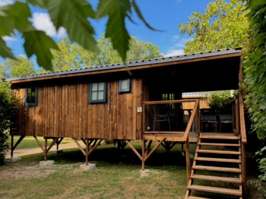 Camping Pas Cher vous présente avec son site Officiel campingpascher.fr, le Camping Le Périgord classé 3 étoiles, situé sur la commune de Saint Astier dans le département Dordogne (Aquitaine) en France. Le camping Le Périgord vous propose un hébergement de type chalet de 30 m² pour 5 personnes. L'établissement vous propose 4 autres types d'hébergements. Découvrez tous nos séjours à petits prix dans la commune et aux alentours de Saint Astier du département : Dordogne (Aquitaine). Les Avis clients pour le Camping Le Périgord sont excellents avec une note moyenne de 8 sur 10. Rivière, Piscine extérieure, Animation ados, Animation enfants, Animations familiales, Club enfants, Aire de jeux enfants, Canoë-kayak, Cyclisme, Pétanque, Terrain multisports, Bar, Dépôt de pain, Snack/Bar,... En savoir plus : cliquez-ICI.