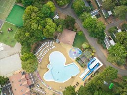 Camping Pas Cher vous présente avec son site Officiel campingpascher.fr, le Camping Siblu Les Pierres Couchées - Funpass Inclus classé 4 étoiles, situé sur la commune de Saint Brevin Les Pins dans le département Loire-atlantique (Pays De La Loire) en France. Le camping Siblu Les Pierres Couchées - Funpass Inclus, vous présente un hébergement de type mobil-home. Le camping Siblu Les Pierres Couchées - Funpass Inclus vous proposeun séjour PAS CHER avec une REMISEdu vendredi 05 juin au vendredi 12 juin 2026 avec une PROMO de DERNIÈRE MINUTE, en promotion à -30% pour 7 nuits à 210,70 € au lieu de 301 € soit une Économie de 90,30 €. Cette location propose 37 dates différentes pour réserver votre séjour. Découvrez également les 7 autres gammes d'hébergements du camping. Les Avis clients pour le Camping Siblu Les Pierres Couchées - Funpass Inclus sont excellents avec une note moyenne de 8 sur 10. Piscine chauffée, Piscine extérieure, Animations familiales, Club enfants, Aire de jeux enfants, Court de tennis, Parcours sportif, Ping-pong, Piscine, Pétanque, Salle de jeux vidéo, Surf, Terrain de volley-ball, Terrain multisports, kiteSurf, Bar, Boulangerie, Dépôt de pain, Plats à emporter, Restaurant, Snack/Bar, Épicerie,... En savoir plus : cliquez-ICI.