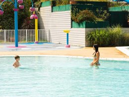 Camping Pas Cher vous présente avec son site Officiel campingpascher.fr, le Camping Siblu Les Pierres Couchées - Funpass Inclus classé 4 étoiles, situé sur la commune de Saint Brevin Les Pins dans le département Loire-atlantique (Pays De La Loire) en France. Le camping Siblu Les Pierres Couchées - Funpass Inclus, vous présente un hébergement de type mobil-home. Le camping Siblu Les Pierres Couchées - Funpass Inclus vous proposeun séjour PAS CHER avec une REMISEdu sam. 04 avril au sam. 11 avril 2026, en promotion à -30% pour 7 nuits à 308,70 € au lieu de 441,0 € soit une Économie de 132,30 €. Cette location propose 13 dates différentes pour réserver votre séjour. Découvrez également les 7 autres gammes d'hébergements du camping. Les Avis clients pour le Camping Siblu Les Pierres Couchées - Funpass Inclus sont excellents avec une note moyenne de 8 sur 10. Piscine chauffée, Piscine extérieure, Animations familiales, Club enfants, Aire de jeux enfants, Court de tennis, Parcours sportif, Ping-pong, Piscine, Pétanque, Salle de jeux vidéo, Surf, Terrain de volley-ball, Terrain multisports, kiteSurf, Bar, Boulangerie, Dépôt de pain, Plats à emporter, Restaurant, Snack/Bar, Épicerie,... En savoir plus : cliquez-ICI.