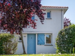 Camping Pas Cher vous présente avec son site Officiel campingpascher.fr, la Résidence Odalys Référence Le Domaine De L'Océan classé 3 étoiles, située sur la commune de Saint Brevin Les Pins dans le département Loire-atlantique (Pays De La Loire) en France. La résidence Odalys Référence Le Domaine De L'Océan, vous présente un hébergement de type maison de 30 m². La résidence Odalys Référence Le Domaine De L'Océan vous propose du sam. 19 septembre au sam. 26 septembre 2026 pour 7 nuits à 369€. Cette location propose 27 dates différentes pour réserver votre séjour. Découvrez également les 2 autres gammes d'hébergements de la résidence. Les Avis clients pour la Résidence Odalys Référence Le Domaine De L'Océan sont excellents avec une note moyenne de 8 sur 10. Piscine extérieure, Aire de jeux enfants, Canoë-kayak, Centre équestre, Golf, Ping-pong, Pétanque, Salle de fitness,... En savoir plus : cliquez-ICI.