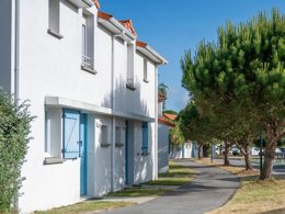 Camping Pas Cher vous présente avec son site Officiel campingpascher.fr, la Résidence Odalys Référence Le Domaine De L'Océan classé 3 étoiles, située sur la commune de Saint Brevin Les Pins dans le département Loire-atlantique (Pays De La Loire) en France. La résidence Odalys Référence Le Domaine De L'Océan, vous présente un hébergement de type maison de 45 m². La résidence Odalys Référence Le Domaine De L'Océan vous propose du sam. 19 septembre au sam. 26 septembre 2026 pour 7 nuits à 419€. Cette location propose 23 dates différentes pour réserver votre séjour. Découvrez également les 2 autres gammes d'hébergements de la résidence. Les Avis clients pour la Résidence Odalys Référence Le Domaine De L'Océan sont excellents avec une note moyenne de 8 sur 10. Piscine extérieure, Aire de jeux enfants, Canoë-kayak, Centre équestre, Golf, Ping-pong, Pétanque, Salle de fitness,... En savoir plus : cliquez-ICI.