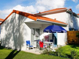 Camping Pas Cher vous présente avec son site Officiel campingpascher.fr, la Résidence Odalys Référence Le Domaine De L'Océan classé 3 étoiles, située sur la commune de Saint Brevin Les Pins dans le département Loire-atlantique (Pays De La Loire) en France. La résidence Odalys Référence Le Domaine De L'Océan, vous présente un hébergement de type maison de 45 m². La résidence Odalys Référence Le Domaine De L'Océan vous propose du sam. 19 septembre au sam. 26 septembre 2026 pour 7 nuits à 419€. Cette location propose 23 dates différentes pour réserver votre séjour. Découvrez également les 2 autres gammes d'hébergements de la résidence. Les Avis clients pour la Résidence Odalys Référence Le Domaine De L'Océan sont excellents avec une note moyenne de 8 sur 10. Piscine extérieure, Aire de jeux enfants, Canoë-kayak, Centre équestre, Golf, Ping-pong, Pétanque, Salle de fitness,... En savoir plus : cliquez-ICI.