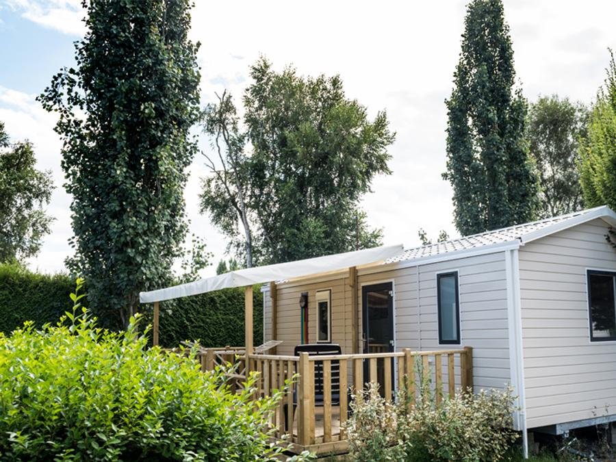 Camping Pas Cher vous présente avec son site Officiel campingpascher.fr, le Camping Emeraude classé 5 étoiles, situé sur la commune de Saint Briac Sur Mer dans le département Ille-et-vilaine (Bretagne) en France. Le camping Emeraude vous propose un hébergement de type mobil-home de 27 m² pour 3 personnes (télévision). Cet hébergement propose plus de 86 dates différentes pour réserver ! Pour dévouvrir la période la moins chère, consultez la rubrique 'Tarifs' et sélectionnez votre mois de départ. L'établissement vous propose 4 autres types d'hébergements. Découvrez tous nos séjours à petits prix dans la commune et aux alentours de Saint Briac Sur Mer du département : Ille-et-vilaine (Bretagne). Les Avis clients pour le Camping Emeraude sont de 7 sur 10. Piscine chauffée, Piscine couverte, Animations familiales, Club enfants, Aire de jeux enfants, Baby-foot, Cyclisme, Ping-pong, Pétanque, Randonnée, Structure gonflable enfants, Terrain multisports, Bar, Dépôt de pain, Plats à emporter, Restaurant, Snack/Bar, Supermarché, Épicerie,... En savoir plus : cliquez-ICI.