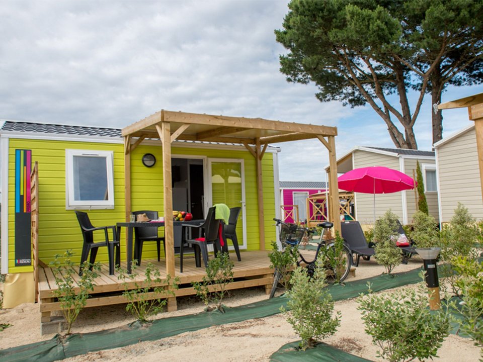 Camping Pas Cher vous présente avec son site Officiel campingpascher.fr, le Camping Emeraude classé 5 étoiles, situé sur la commune de Saint Briac Sur Mer dans le département Ille-et-vilaine (Bretagne) en France. Le camping Emeraude, vous présente un hébergement de type mobil-home de 20 m² pour 1 personne et télévision. Le camping Emeraude vous propose du sam. 18 juillet au sam. 25 juillet 2026, en promotion à -8% pour 7 nuits à 759,92 € au lieu de 826,0 € soit une Économie de 66,08 €. Cette location propose 15 dates différentes pour réserver votre séjour. Découvrez également les 6 autres gammes d'hébergements du camping. Les Avis clients pour le Camping Emeraude sont de 7 sur 10. Piscine chauffée, Piscine couverte, Animations familiales, Club enfants, Aire de jeux enfants, Baby-foot, Cyclisme, Ping-pong, Pétanque, Randonnée, Structure gonflable enfants, Terrain multisports, Bar, Dépôt de pain, Plats à emporter, Restaurant, Snack/Bar, Supermarché, Épicerie,... En savoir plus : cliquez-ICI.