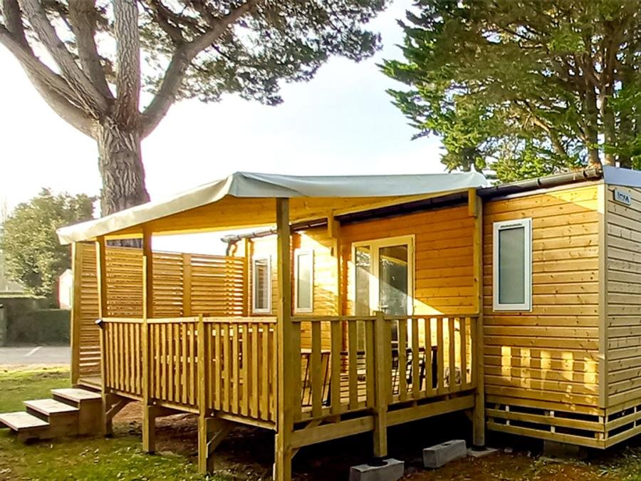 Camping Pas Cher vous présente avec son site Officiel campingpascher.fr, le Camping Emeraude classé 5 étoiles, situé sur la commune de Saint Briac Sur Mer dans le département Ille-et-vilaine (Bretagne) en France. Le camping Emeraude vous propose un hébergement de type mobil-home pour 5 personnes (télévision). Cet hébergement propose plus de 88 dates différentes pour réserver ! Pour dévouvrir la période la moins chère, consultez la rubrique 'Tarifs' et sélectionnez votre mois de départ. L'établissement vous propose 4 autres types d'hébergements. Découvrez tous nos séjours à petits prix dans la commune et aux alentours de Saint Briac Sur Mer du département : Ille-et-vilaine (Bretagne). Les Avis clients pour le Camping Emeraude sont de 7 sur 10. Piscine chauffée, Piscine couverte, Animations familiales, Club enfants, Aire de jeux enfants, Baby-foot, Cyclisme, Ping-pong, Pétanque, Randonnée, Structure gonflable enfants, Terrain multisports, Bar, Dépôt de pain, Plats à emporter, Restaurant, Snack/Bar, Supermarché, Épicerie,... En savoir plus : cliquez-ICI.