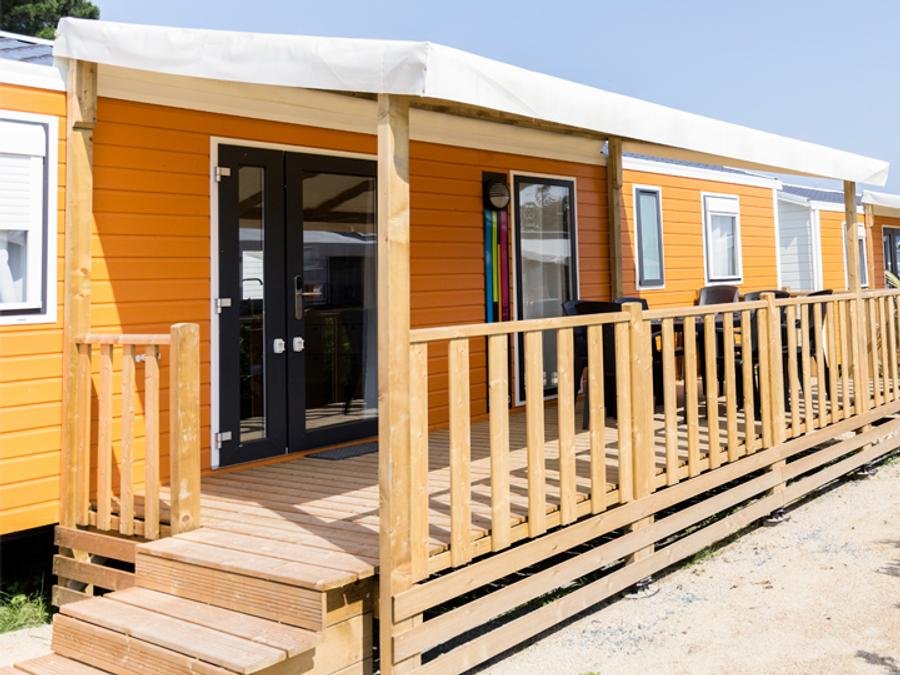 Camping Pas Cher vous présente avec son site Officiel campingpascher.fr, le Camping Emeraude classé 5 étoiles, situé sur la commune de Saint Briac Sur Mer dans le département Ille-et-vilaine (Bretagne) en France. Le camping Emeraude vous propose un hébergement de type mobil-home de 40 m² pour 5 personnes (télévision). Cet hébergement propose plus de 83 dates différentes pour réserver ! Pour dévouvrir la période la moins chère, consultez la rubrique 'Tarifs' et sélectionnez votre mois de départ. L'établissement vous propose 4 autres types d'hébergements. Découvrez tous nos séjours à petits prix dans la commune et aux alentours de Saint Briac Sur Mer du département : Ille-et-vilaine (Bretagne). Les Avis clients pour le Camping Emeraude sont de 7 sur 10. Piscine chauffée, Piscine couverte, Animations familiales, Club enfants, Aire de jeux enfants, Baby-foot, Cyclisme, Ping-pong, Pétanque, Randonnée, Structure gonflable enfants, Terrain multisports, Bar, Dépôt de pain, Plats à emporter, Restaurant, Snack/Bar, Supermarché, Épicerie,... En savoir plus : cliquez-ICI.