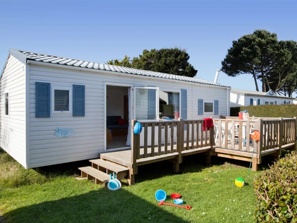 Camping Pas Cher vous présente avec son site Officiel campingpascher.fr, le Camping Sea Green Emeraude classé 5 étoiles, situé sur la commune de Saint Briac Sur Mer dans le département Ille-et-vilaine (Bretagne) en France. Le camping Sea Green Emeraude vous propose un hébergement de type chalet de 23 m² pour 3 personnes. L'établissement vous propose 7 autres types d'hébergements. Découvrez tous nos séjours à petits prix dans la commune et aux alentours de Saint Briac Sur Mer du département : Ille-et-vilaine (Bretagne). Les Avis clients pour le Camping Sea Green Emeraude sont de 7 sur 10. Piscine chauffée, Piscine couverte, Animations familiales, Club enfants, Aire de jeux enfants, Baby-foot, Cyclisme, Ping-pong, Pétanque, Randonnée, Structure gonflable enfants, Terrain multisports, Bar, Dépôt de pain, Plats à emporter, Restaurant, Snack/Bar, Supermarché, Épicerie,... En savoir plus : cliquez-ICI.
