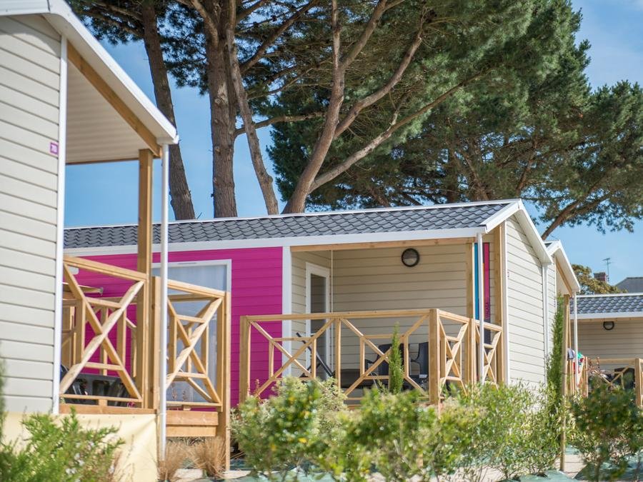 Camping Pas Cher vous présente avec son site Officiel campingpascher.fr, le Camping Emeraude classé 5 étoiles, situé sur la commune de Saint Briac Sur Mer dans le département Ille-et-vilaine (Bretagne) en France. Le camping Emeraude vous propose un hébergement de type mobil-home de 40 m² pour 6 personnes (télévision). Cet hébergement propose plus de 83 dates différentes pour réserver ! Pour dévouvrir la période la moins chère, consultez la rubrique 'Tarifs' et sélectionnez votre mois de départ. L'établissement vous propose 6 autres types d'hébergements. Découvrez tous nos séjours à petits prix dans la commune et aux alentours de Saint Briac Sur Mer du département : Ille-et-vilaine (Bretagne). Les Avis clients pour le Camping Emeraude sont de 7 sur 10. Piscine chauffée, Piscine couverte, Animations familiales, Club enfants, Aire de jeux enfants, Baby-foot, Cyclisme, Ping-pong, Pétanque, Randonnée, Structure gonflable enfants, Terrain multisports, Bar, Dépôt de pain, Plats à emporter, Restaurant, Snack/Bar, Supermarché, Épicerie,... En savoir plus : cliquez-ICI.