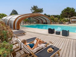 Camping Pas Cher vous présente avec son site Officiel campingpascher.fr, le Camping Romanée - Le Châtelet classé 5 étoiles, situé sur la commune de Saint Cast Le Guildo dans le département Côtes-d'armor (Bretagne) en France. Le camping Romanée - Le Châtelet vous propose un hébergement de type mobil-home de 38 m² avec climatisation (télévision). Cet hébergement propose plus de 3 dates différentes pour réserver ! Pour dévouvrir la période la moins chère, consultez la rubrique 'Tarifs' et sélectionnez votre mois de départ. L'établissement vous propose 11 autres types d'hébergements. Découvrez tous nos séjours à petits prix dans la commune et aux alentours de Saint Cast Le Guildo du département : Côtes-d'armor (Bretagne). Les Avis clients pour le Camping Romanée - Le Châtelet sont excellents avec une note moyenne de 8 sur 10. MerÉtang, Piscine chauffée, Piscine couverte, Animations familiales, Club enfants, Aire de jeux enfants, Baby-foot, Canoë-kayak, Centre équestre, Court de tennis, Flipper, Golf, Ping-pong, Piscine, Plongée, Pétanque, Salle de jeux vidéo, Terrain de badminton, Terrain de basketball, Terrain de football, Terrain de volley-ball, Terrain multisports, Bar, Dépôt de pain, Pizzeria, Plats à emporter, Snack/Bar, Épicerie,... En savoir plus : cliquez-ICI.