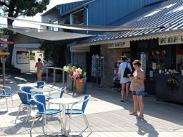 Camping Pas Cher vous présente avec son site Officiel campingpascher.fr, le Camping Romanée - Le Châtelet classé 5 étoiles, situé sur la commune de Saint Cast Le Guildo dans le département Côtes-d'armor (Bretagne) en France. Le camping Romanée - Le Châtelet vous propose un hébergement de type mobil-home de 35 m² avec climatisation (télévision). L'établissement vous propose 14 autres types d'hébergements. Découvrez tous nos séjours à petits prix dans la commune et aux alentours de Saint Cast Le Guildo du département : Côtes-d'armor (Bretagne). Les Avis clients pour le Camping Romanée - Le Châtelet sont excellents avec une note moyenne de 8 sur 10. MerÉtang, Piscine chauffée, Piscine couverte, Animations familiales, Club enfants, Aire de jeux enfants, Baby-foot, Canoë-kayak, Centre équestre, Court de tennis, Flipper, Golf, Ping-pong, Piscine, Plongée, Pétanque, Salle de jeux vidéo, Terrain de badminton, Terrain de basketball, Terrain de football, Terrain de volley-ball, Terrain multisports, Bar, Dépôt de pain, Pizzeria, Plats à emporter, Snack/Bar, Épicerie,... En savoir plus : cliquez-ICI.