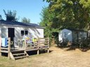 Camping Pas Cher vous présente avec son site Officiel campingpascher.fr, le Camping Les Rives Du Céou classé 3 étoiles, situé sur la commune de Saint Chamarand dans le département Lot (Midi Pyrénées) en France. Le camping Les Rives Du Céou, vous présente un hébergement de type mobil-home pour 4 personnes. Le camping Les Rives Du Céou vous propose du sam. 02 mai au sam. 09 mai 2026 pour 7 nuits à 214€. Cette location propose 128 dates différentes pour réserver votre séjour. Découvrez également les 8 autres gammes d'hébergements du camping. Les Avis clients pour le Camping Les Rives Du Céou sont excellents avec une note moyenne de 8 sur 10. LacRivière, Piscine chauffée, Piscine extérieure, Animations familiales, Aire de jeux enfants, Baby-foot, Canoë-kayak, Flipper, Ping-pong, Piscine, Pétanque, Terrain de badminton, Terrain de football, Terrain multisports, Bar, Bureau de tabac, Dépôt de pain, Plats à emporter, Restaurant, Snack/Bar, Station-service, Supermarché, Épicerie,... En savoir plus : cliquez-ICI.