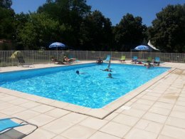 Camping Pas Cher vous présente avec son site Officiel campingpascher.fr, le Camping Les Rives Du Céou classé 3 étoiles, situé sur la commune de Saint Chamarand dans le département Lot (Midi Pyrénées) en France. Le camping Les Rives Du Céou, vous présente un hébergement de type bungalow de 28 m². Le camping Les Rives Du Céou vous propose du vendredi 05 juin au vendredi 12 juin 2026 pour 7 nuits à 244€. Cette location propose 81 dates différentes pour réserver votre séjour. Découvrez également les 8 autres gammes d'hébergements du camping. Les Avis clients pour le Camping Les Rives Du Céou sont excellents avec une note moyenne de 8 sur 10. LacRivière, Piscine chauffée, Piscine extérieure, Animations familiales, Aire de jeux enfants, Baby-foot, Canoë-kayak, Flipper, Ping-pong, Piscine, Pétanque, Terrain de badminton, Terrain de football, Terrain multisports, Bar, Bureau de tabac, Dépôt de pain, Plats à emporter, Restaurant, Snack/Bar, Station-service, Supermarché, Épicerie,... En savoir plus : cliquez-ICI.
