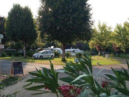 Camping Pas Cher vous présente avec son site Officiel campingpascher.fr, le Camping Les Rives Du Céou classé 3 étoiles, situé sur la commune de Saint Chamarand dans le département Lot (Midi Pyrénées) en France. Le camping Les Rives Du Céou, vous présente un hébergement de type bungalow de 28 m². Le camping Les Rives Du Céou vous propose du sam. 02 mai au sam. 09 mai 2026 pour 7 nuits à 244€. Cette location propose 128 dates différentes pour réserver votre séjour. Découvrez également les 8 autres gammes d'hébergements du camping. Les Avis clients pour le Camping Les Rives Du Céou sont excellents avec une note moyenne de 8 sur 10. LacRivière, Piscine chauffée, Piscine extérieure, Animations familiales, Aire de jeux enfants, Baby-foot, Canoë-kayak, Flipper, Ping-pong, Piscine, Pétanque, Terrain de badminton, Terrain de football, Terrain multisports, Bar, Bureau de tabac, Dépôt de pain, Plats à emporter, Restaurant, Snack/Bar, Station-service, Supermarché, Épicerie,... En savoir plus : cliquez-ICI.