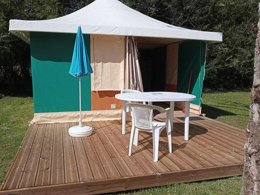Camping Pas Cher vous présente avec son site Officiel campingpascher.fr, le Camping Les Rives Du Céou classé 3 étoiles, situé sur la commune de Saint Chamarand dans le département Lot (Midi Pyrénées) en France. Le camping Les Rives Du Céou, vous présente un hébergement de type tente en toile et bois. Le camping Les Rives Du Céou vous propose du sam. 02 mai au sam. 09 mai 2026 pour 7 nuits à 194€. Cette location propose 128 dates différentes pour réserver votre séjour. Découvrez également les 8 autres gammes d'hébergements du camping. Les Avis clients pour le Camping Les Rives Du Céou sont excellents avec une note moyenne de 8 sur 10. LacRivière, Piscine chauffée, Piscine extérieure, Animations familiales, Aire de jeux enfants, Baby-foot, Canoë-kayak, Flipper, Ping-pong, Piscine, Pétanque, Terrain de badminton, Terrain de football, Terrain multisports, Bar, Bureau de tabac, Dépôt de pain, Plats à emporter, Restaurant, Snack/Bar, Station-service, Supermarché, Épicerie,... En savoir plus : cliquez-ICI.
