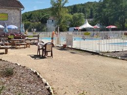 Camping Pas Cher vous présente avec son site Officiel campingpascher.fr, le Camping Les Rives Du Céou classé 3 étoiles, situé sur la commune de Saint Chamarand dans le département Lot (Midi Pyrénées) en France. Le camping Les Rives Du Céou, vous présente un hébergement de type tente en toile et bois. Le camping Les Rives Du Céou vous propose du sam. 02 mai au sam. 09 mai 2026 pour 7 nuits à 194€. Cette location propose 128 dates différentes pour réserver votre séjour. Découvrez également les 8 autres gammes d'hébergements du camping. Les Avis clients pour le Camping Les Rives Du Céou sont excellents avec une note moyenne de 8 sur 10. LacRivière, Piscine chauffée, Piscine extérieure, Animations familiales, Aire de jeux enfants, Baby-foot, Canoë-kayak, Flipper, Ping-pong, Piscine, Pétanque, Terrain de badminton, Terrain de football, Terrain multisports, Bar, Bureau de tabac, Dépôt de pain, Plats à emporter, Restaurant, Snack/Bar, Station-service, Supermarché, Épicerie,... En savoir plus : cliquez-ICI.