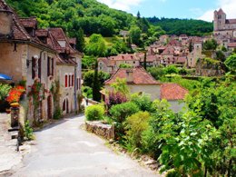 Camping Pas Cher vous présente avec son site Officiel campingpascher.fr, le Camping Les Rives Du Céou classé 3 étoiles, situé sur la commune de Saint Chamarand dans le département Lot (Midi Pyrénées) en France. Le camping Les Rives Du Céou, vous présente un hébergement de type mobil-home pour 4 personnes. Le camping Les Rives Du Céou vous propose du sam. 02 mai au sam. 09 mai 2026 pour 7 nuits à 214€. Cette location propose 128 dates différentes pour réserver votre séjour. Découvrez également les 8 autres gammes d'hébergements du camping. Les Avis clients pour le Camping Les Rives Du Céou sont excellents avec une note moyenne de 8 sur 10. LacRivière, Piscine chauffée, Piscine extérieure, Animations familiales, Aire de jeux enfants, Baby-foot, Canoë-kayak, Flipper, Ping-pong, Piscine, Pétanque, Terrain de badminton, Terrain de football, Terrain multisports, Bar, Bureau de tabac, Dépôt de pain, Plats à emporter, Restaurant, Snack/Bar, Station-service, Supermarché, Épicerie,... En savoir plus : cliquez-ICI.