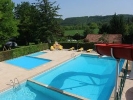 Camping Pas Cher vous présente avec son site Officiel campingpascher.fr, le Camping Le Céou classé 3 étoiles, situé sur la commune de Saint Cybranet dans le département Dordogne (Aquitaine) en France. Le camping Le Céou vous propose un hébergement de type mobil-home de 27 m². L'établissement vous propose 9 autres types d'hébergements. Découvrez tous nos séjours à petits prix dans la commune et aux alentours de Saint Cybranet du département : Dordogne (Aquitaine). Les Avis clients pour le Camping Le Céou sont de 7 sur 10. Piscine chauffée, Piscine extérieure, Animation enfants, Animations familiales, Aire de jeux enfants, Baby-foot, Canoë-kayak, Centre équestre, Cyclisme, Golf, Ping-pong, Pétanque, Randonnée, Trampoline, Dépôt de pain, Pizzeria, Plats à emporter, Snack/Bar, Épicerie,... En savoir plus : cliquez-ICI.