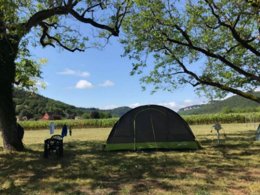 Camping Pas Cher vous présente avec son site Officiel campingpascher.fr, le Camping Le Céou classé 3 étoiles, situé sur la commune de Saint Cybranet dans le département Dordogne (Aquitaine) en France. Le camping Le Céou, vous présente un hébergement de type tente de 20 m² pour 4 personnes. Le camping Le Céou vous propose du dimanche 28 juin au dimanche 05 juillet 2026, en promotion à -25% pour 7 nuits à 178,50 € au lieu de 238,0 € soit une Économie de 59,50 €. Cette location propose 105 dates différentes pour réserver votre séjour. Découvrez également les 9 autres gammes d'hébergements du camping. Les Avis clients pour le Camping Le Céou sont de 7 sur 10. Piscine chauffée, Piscine extérieure, Animation enfants, Animations familiales, Aire de jeux enfants, Baby-foot, Canoë-kayak, Centre équestre, Cyclisme, Golf, Ping-pong, Pétanque, Randonnée, Trampoline, Dépôt de pain, Pizzeria, Plats à emporter, Snack/Bar, Épicerie,... En savoir plus : cliquez-ICI.
