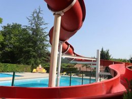 Camping Pas Cher vous présente avec son site Officiel campingpascher.fr, le Camping Le Céou classé 3 étoiles, situé sur la commune de Saint Cybranet dans le département Dordogne (Aquitaine) en France. Le camping Le Céou, vous présente un hébergement de type tente de 20 m² pour 4 personnes. Le camping Le Céou vous propose du dimanche 28 juin au dimanche 05 juillet 2026, en promotion à -25% pour 7 nuits à 178,50 € au lieu de 238,0 € soit une Économie de 59,50 €. Cette location propose 105 dates différentes pour réserver votre séjour. Découvrez également les 9 autres gammes d'hébergements du camping. Les Avis clients pour le Camping Le Céou sont de 7 sur 10. Piscine chauffée, Piscine extérieure, Animation enfants, Animations familiales, Aire de jeux enfants, Baby-foot, Canoë-kayak, Centre équestre, Cyclisme, Golf, Ping-pong, Pétanque, Randonnée, Trampoline, Dépôt de pain, Pizzeria, Plats à emporter, Snack/Bar, Épicerie,... En savoir plus : cliquez-ICI.