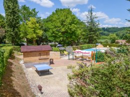 Camping Pas Cher vous présente avec son site Officiel campingpascher.fr, le Camping Le Céou classé 3 étoiles, situé sur la commune de Saint Cybranet dans le département Dordogne (Aquitaine) en France. Le camping Le Céou vous propose un hébergement de type mobil-home de 33 m² avec climatisation. L'établissement vous propose 9 autres types d'hébergements. Découvrez tous nos séjours à petits prix dans la commune et aux alentours de Saint Cybranet du département : Dordogne (Aquitaine). Les Avis clients pour le Camping Le Céou sont de 7 sur 10. Piscine chauffée, Piscine extérieure, Animation enfants, Animations familiales, Aire de jeux enfants, Baby-foot, Canoë-kayak, Centre équestre, Cyclisme, Golf, Ping-pong, Pétanque, Randonnée, Trampoline, Dépôt de pain, Pizzeria, Plats à emporter, Snack/Bar, Épicerie,... En savoir plus : cliquez-ICI.