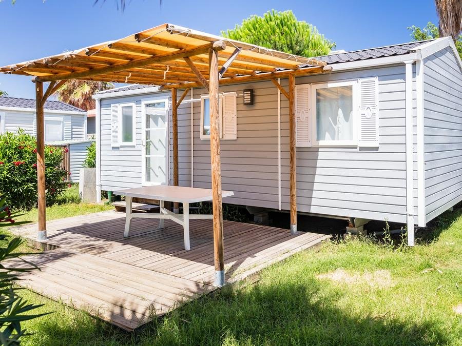 Camping Pas Cher vous présente avec son site Officiel campingpascher.fr, le Camping Le Soleil De La Méditerranée classé 5 étoiles, situé sur la commune de Saint Cyprien dans le département Pyrénées-orientales (Languedoc Roussillon) en France. Le camping Le Soleil De La Méditerranée, vous présente un hébergement de type mobil-home de 31 m² avec climatisation et télévision. Le camping Le Soleil De La Méditerranée vous propose du sam. 29 août au sam. 05 septembre 2026, en promotion à -25% pour 7 nuits à 546 € au lieu de 728,0 € soit une Économie de 182 €. Cette location propose 23 dates différentes pour réserver votre séjour. Découvrez également les 10 autres gammes d'hébergements du camping. Les Avis clients pour le Camping Le Soleil De La Méditerranée sont excellents avec une note moyenne de 8 sur 10. Mer, Piscine couverte, Piscine extérieure, Animations familiales, Club ados, Club enfants, Aire de jeux enfants, Canoë-kayak, Centre équestre, Cyclisme, Golf, Ping-pong, Piscine, Plongée, Pétanque, Salle de jeux vidéo, Surf, Terrain de basketball, Terrain de volley-ball, Terrain multisports, Tir à l’arc, Bar, Dépôt de pain, Pizzeria, Plats à emporter, Restaurant, Snack/Bar, Épicerie,... En savoir plus : cliquez-ICI.