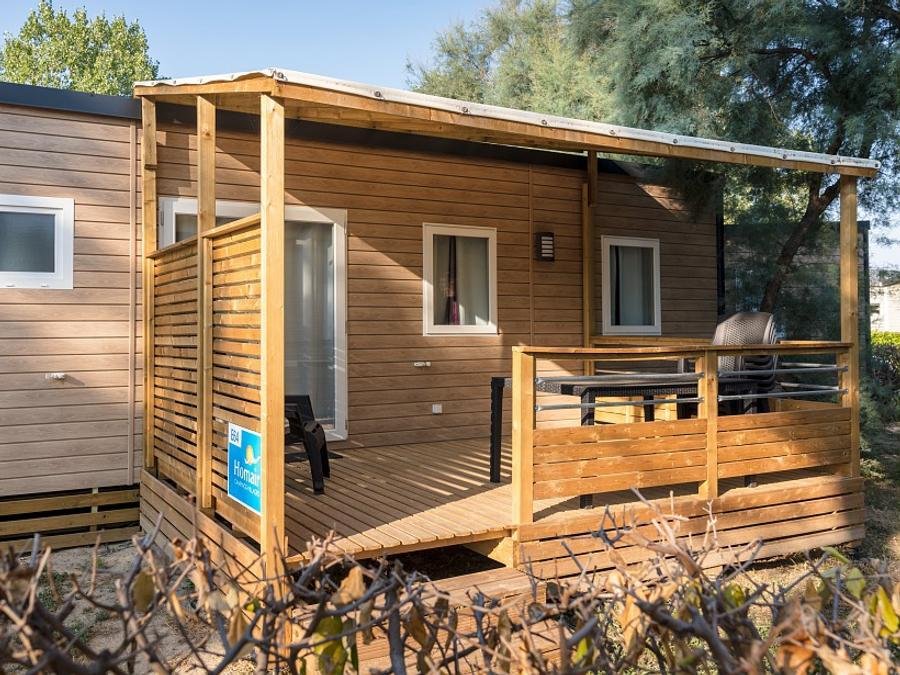 Camping Pas Cher vous présente avec son site Officiel campingpascher.fr, le Camping Le Soleil De La Méditerranée classé 5 étoiles, situé sur la commune de Saint Cyprien dans le département Pyrénées-orientales (Languedoc Roussillon) en France. Le camping Le Soleil De La Méditerranée, vous présente un hébergement de type mobil-home de 33 m² avec climatisation et télévision. Le camping Le Soleil De La Méditerranée vous propose du sam. 12 septembre au sam. 19 septembre 2026, en promotion à -25% pour 7 nuits à 378 € au lieu de 504,0 € soit une Économie de 126 €. Cette location propose 28 dates différentes pour réserver votre séjour. Découvrez également les 10 autres gammes d'hébergements du camping. Les Avis clients pour le Camping Le Soleil De La Méditerranée sont excellents avec une note moyenne de 8 sur 10. Mer, Piscine couverte, Piscine extérieure, Animations familiales, Club ados, Club enfants, Aire de jeux enfants, Canoë-kayak, Centre équestre, Cyclisme, Golf, Ping-pong, Piscine, Plongée, Pétanque, Salle de jeux vidéo, Surf, Terrain de basketball, Terrain de volley-ball, Terrain multisports, Tir à l’arc, Bar, Dépôt de pain, Pizzeria, Plats à emporter, Restaurant, Snack/Bar, Épicerie,... En savoir plus : cliquez-ICI.
