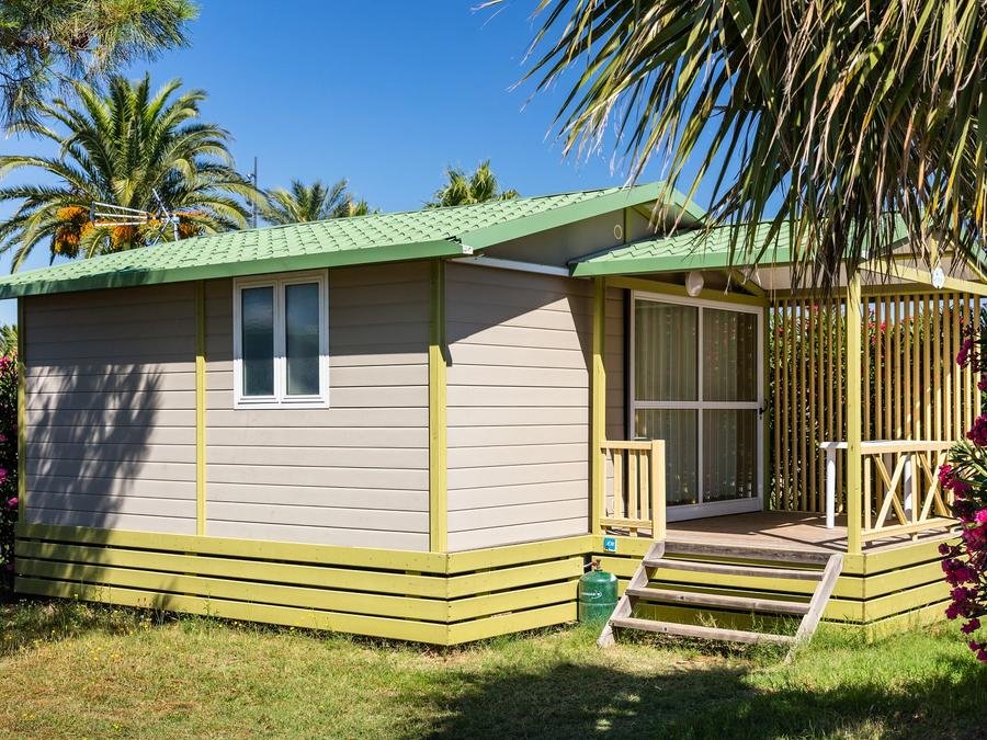 Camping Pas Cher vous présente avec son site Officiel campingpascher.fr, le Camping Le Soleil De La Méditerranée classé 5 étoiles, situé sur la commune de Saint Cyprien dans le département Pyrénées-orientales (Languedoc Roussillon) en France. Le camping Le Soleil De La Méditerranée, vous présente un hébergement de type chalet de 25 m² avec climatisation et télévision. Le camping Le Soleil De La Méditerranée vous propose du sam. 12 septembre au sam. 19 septembre 2026, en promotion à -24% pour 7 nuits à 287 € au lieu de 378,0 € soit une Économie de 91 €. Cette location propose 26 dates différentes pour réserver votre séjour. Découvrez également les 10 autres gammes d'hébergements du camping. Les Avis clients pour le Camping Le Soleil De La Méditerranée sont excellents avec une note moyenne de 8 sur 10. Mer, Piscine couverte, Piscine extérieure, Animations familiales, Club ados, Club enfants, Aire de jeux enfants, Canoë-kayak, Centre équestre, Cyclisme, Golf, Ping-pong, Piscine, Plongée, Pétanque, Salle de jeux vidéo, Surf, Terrain de basketball, Terrain de volley-ball, Terrain multisports, Tir à l’arc, Bar, Dépôt de pain, Pizzeria, Plats à emporter, Restaurant, Snack/Bar, Épicerie,... En savoir plus : cliquez-ICI.