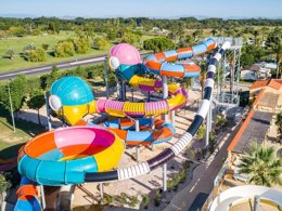 Camping Pas Cher vous présente avec son site Officiel campingpascher.fr, le Camping Le Soleil De La Méditerranée classé 5 étoiles, situé sur la commune de Saint Cyprien dans le département Pyrénées-orientales (Languedoc Roussillon) en France. Le camping Le Soleil De La Méditerranée, vous présente un hébergement de type mobil-home de 33 m² avec climatisation et télévision. Le camping Le Soleil De La Méditerranée vous propose du sam. 09 mai au sam. 16 mai 2026, en promotion à -25% pour 7 nuits à 344,25 € au lieu de 459,0 € soit une Économie de 114,75 €. Cette location propose 19 dates différentes pour réserver votre séjour. Découvrez également les 11 autres gammes d'hébergements du camping. Les Avis clients pour le Camping Le Soleil De La Méditerranée sont excellents avec une note moyenne de 8 sur 10. Mer, Piscine couverte, Piscine extérieure, Animations familiales, Club ados, Club enfants, Aire de jeux enfants, Canoë-kayak, Centre équestre, Cyclisme, Golf, Ping-pong, Piscine, Plongée, Pétanque, Salle de jeux vidéo, Surf, Terrain de basketball, Terrain de volley-ball, Terrain multisports, Tir à l’arc, Bar, Dépôt de pain, Pizzeria, Plats à emporter, Restaurant, Snack/Bar, Épicerie,... En savoir plus : cliquez-ICI.