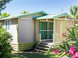 Camping Pas Cher vous présente avec son site Officiel campingpascher.fr, le Camping Le Soleil De La Méditerranée classé 5 étoiles, situé sur la commune de Saint Cyprien dans le département Pyrénées-orientales (Languedoc Roussillon) en France. Le camping Le Soleil De La Méditerranée, vous présente un hébergement de type chalet de 34 m² avec climatisation et télévision. Le camping Le Soleil De La Méditerranée vous proposeun séjour PAS CHER avec une REMISEdu sam. 12 septembre au sam. 19 septembre 2026, en promotion à -30% pour 7 nuits à 294 € au lieu de 420,0 € soit une Économie de 126 €. Cette location propose 118 dates différentes pour réserver votre séjour. Découvrez également les 11 autres gammes d'hébergements du camping. Les Avis clients pour le Camping Le Soleil De La Méditerranée sont excellents avec une note moyenne de 8 sur 10. Mer, Piscine couverte, Piscine extérieure, Animations familiales, Club ados, Club enfants, Aire de jeux enfants, Canoë-kayak, Centre équestre, Cyclisme, Golf, Ping-pong, Piscine, Plongée, Pétanque, Salle de jeux vidéo, Surf, Terrain de basketball, Terrain de volley-ball, Terrain multisports, Tir à l’arc, Bar, Dépôt de pain, Pizzeria, Plats à emporter, Restaurant, Snack/Bar, Épicerie,... En savoir plus : cliquez-ICI.