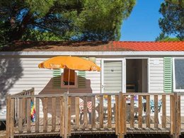 Camping Pas Cher vous présente avec son site Officiel campingpascher.fr, le Camping Le Soleil De La Méditerranée classé 5 étoiles, situé sur la commune de Saint Cyprien dans le département Pyrénées-orientales (Languedoc Roussillon) en France. Le camping Le Soleil De La Méditerranée, vous présente un hébergement de type mobil-home de 34 m² avec climatisation. Le camping Le Soleil De La Méditerranée vous propose du sam. 09 mai au sam. 16 mai 2026, en promotion à -29% pour 7 nuits à 203 € au lieu de 287,0 € soit une Économie de 84 €. Cette location propose 118 dates différentes pour réserver votre séjour. Découvrez également les 11 autres gammes d'hébergements du camping. Les Avis clients pour le Camping Le Soleil De La Méditerranée sont excellents avec une note moyenne de 8 sur 10. Mer, Piscine couverte, Piscine extérieure, Animations familiales, Club ados, Club enfants, Aire de jeux enfants, Canoë-kayak, Centre équestre, Cyclisme, Golf, Ping-pong, Piscine, Plongée, Pétanque, Salle de jeux vidéo, Surf, Terrain de basketball, Terrain de volley-ball, Terrain multisports, Tir à l’arc, Bar, Dépôt de pain, Pizzeria, Plats à emporter, Restaurant, Snack/Bar, Épicerie,... En savoir plus : cliquez-ICI.